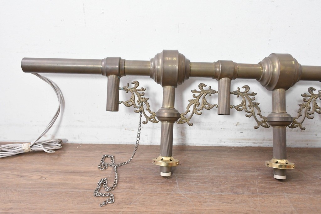 フランスヴィンテージ　希少デザイン!!　幅1700mmの大型!!　真鍮製　雫型ガラスシェード付き　重厚感のある上質なつくりの3灯照明　(R-087524)