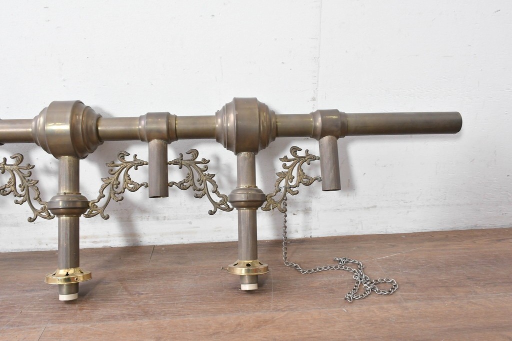 フランスヴィンテージ　希少デザイン!!　幅1700mmの大型!!　真鍮製　雫型ガラスシェード付き　重厚感のある上質なつくりの3灯照明　(R-087524)