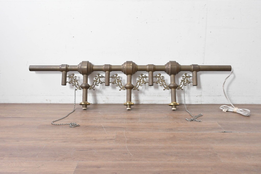 フランスヴィンテージ　希少デザイン!!　幅1700mmの大型!!　真鍮製　雫型ガラスシェード付き　重厚感のある上質なつくりの3灯照明　(R-087524)