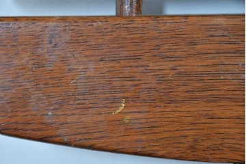 中古　美品　特注品　Oak Vllage(オークヴィレッジ)　ナラ材　漆塗り　木目が印象的なアームチェア　制作費約20万円以上　(R-087537)