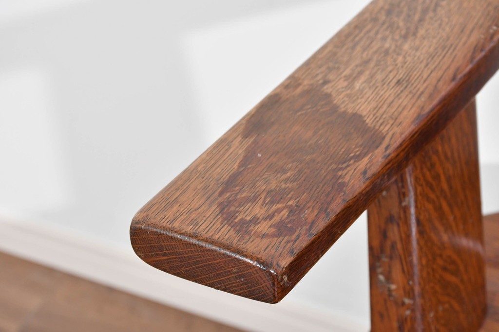 中古　美品　特注品　Oak Vllage(オークヴィレッジ)　ナラ材　漆塗り　木目が印象的なアームチェア　制作費約20万円以上　(R-087537)