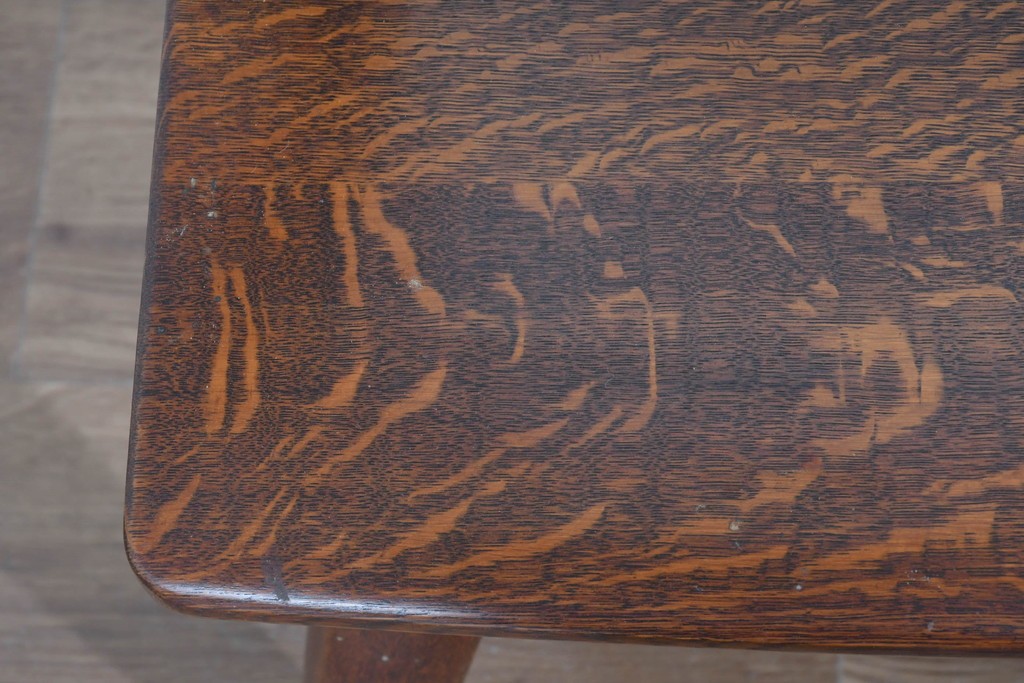 中古　美品　特注品　Oak Vllage(オークヴィレッジ)　ナラ材　漆塗り　木目が印象的なアームチェア　制作費約20万円以上　(R-087537)