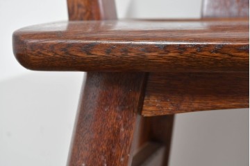 中古　美品　特注品　Oak Vllage(オークヴィレッジ)　ナラ材　漆塗り　木目が印象的なアームチェア　制作費約20万円以上　(R-087537)