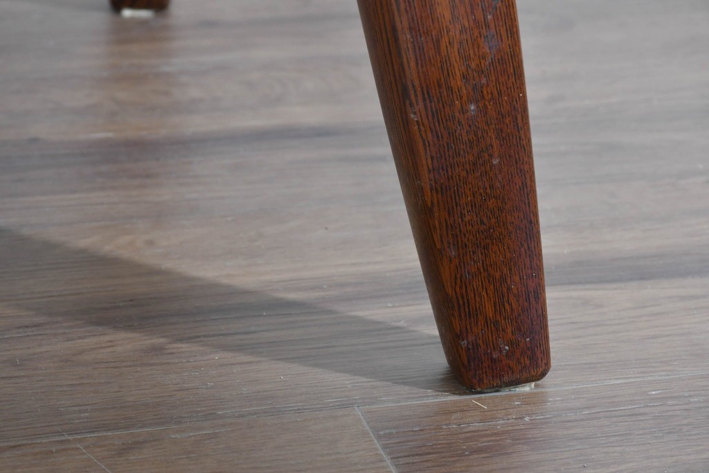 中古　美品　特注品　Oak Vllage(オークヴィレッジ)　ナラ材　漆塗り　木目が印象的なアームチェア　制作費約20万円以上　(R-087537)