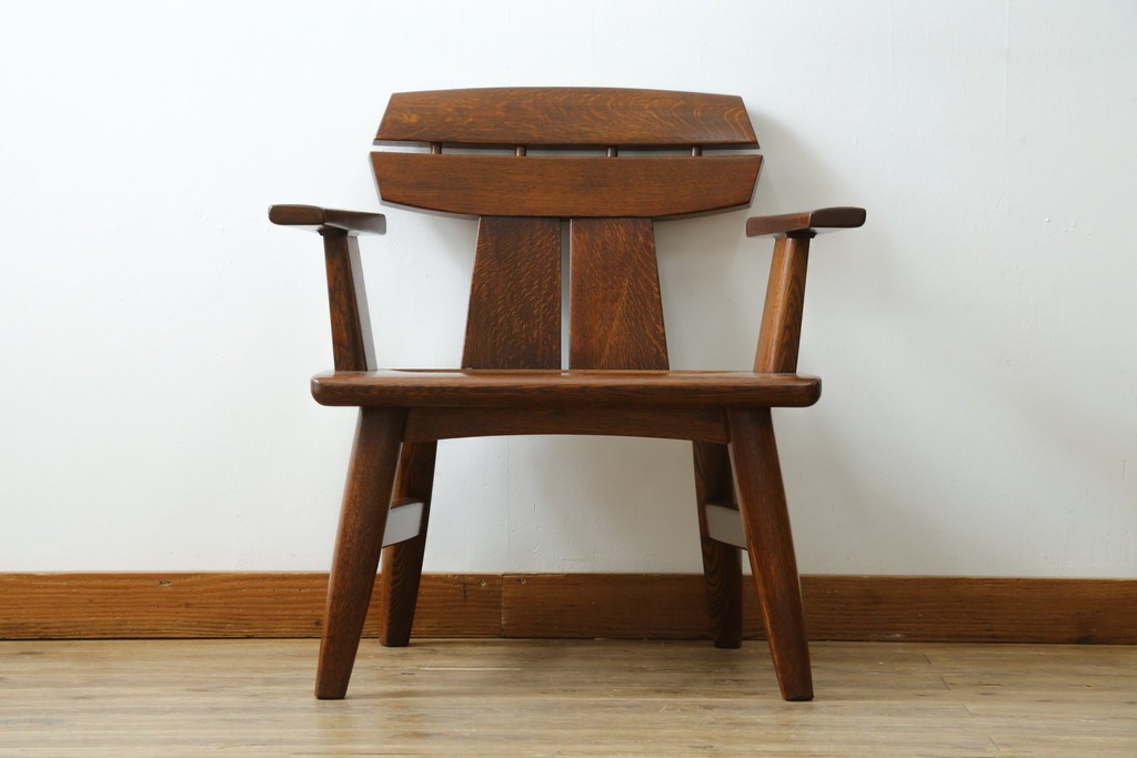 中古　美品　特注品　Oak Vllage(オークヴィレッジ)　ナラ材　漆塗り　木目が印象的なアームチェア　制作費約20万円以上　(R-087537)