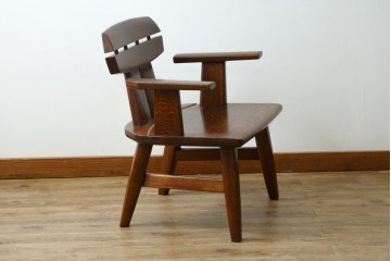 中古　美品　特注品　Oak Vllage(オークヴィレッジ)　ナラ材　漆塗り　木目が印象的なアームチェア　制作費約20万円以上　(R-087537)