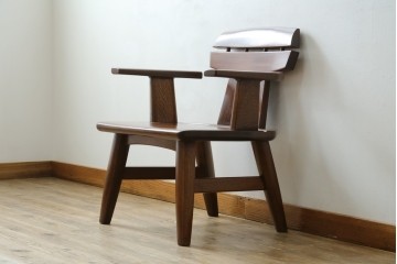 中古　美品　特注品　Oak Vllage(オークヴィレッジ)　ナラ材　漆塗り　木目が印象的なアームチェア　制作費約20万円以上　(R-087537)