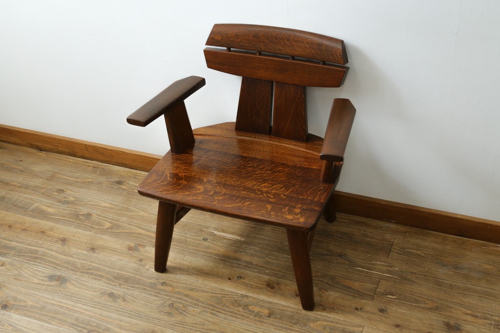中古　美品　特注品　Oak Vllage(オークヴィレッジ)　ナラ材　漆塗り　木目が印象的なアームチェア　制作費約20万円以上　(R-087537)