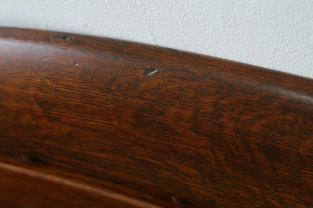 中古　美品　特注品　Oak Vllage(オークヴィレッジ)　ナラ材　漆塗り　木目が印象的なアームチェア　制作費約20万円以上　(R-087537)