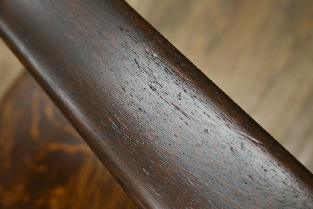 中古　美品　特注品　Oak Vllage(オークヴィレッジ)　ナラ材　漆塗り　木目が印象的なアームチェア　制作費約20万円以上　(R-087537)