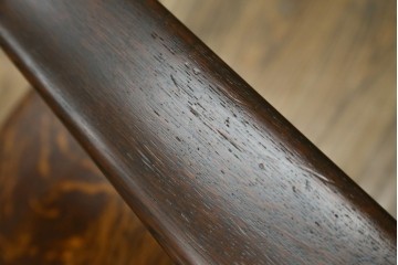 中古　美品　特注品　Oak Vllage(オークヴィレッジ)　ナラ材　漆塗り　木目が印象的なアームチェア　制作費約20万円以上　(R-087537)