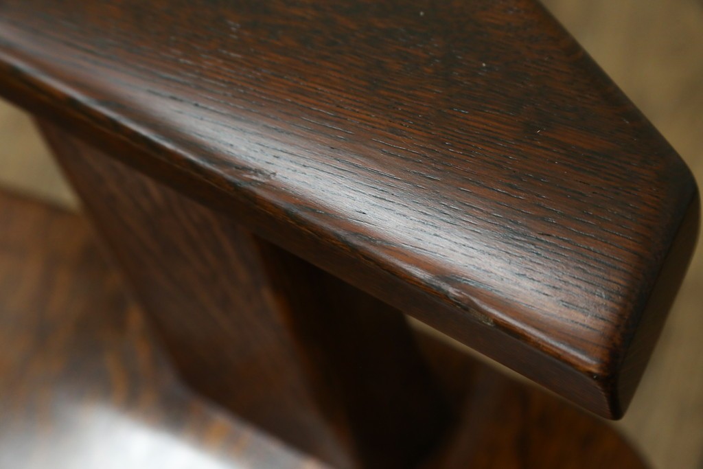 中古　美品　特注品　Oak Vllage(オークヴィレッジ)　ナラ材　漆塗り　木目が印象的なアームチェア　制作費約20万円以上　(R-087537)
