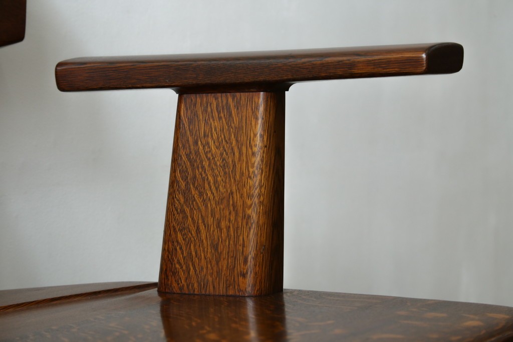 中古　美品　特注品　Oak Vllage(オークヴィレッジ)　ナラ材　漆塗り　木目が印象的なアームチェア　制作費約20万円以上　(R-087537)