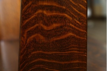 中古　美品　特注品　Oak Vllage(オークヴィレッジ)　ナラ材　漆塗り　木目が印象的なアームチェア　制作費約20万円以上　(R-087537)