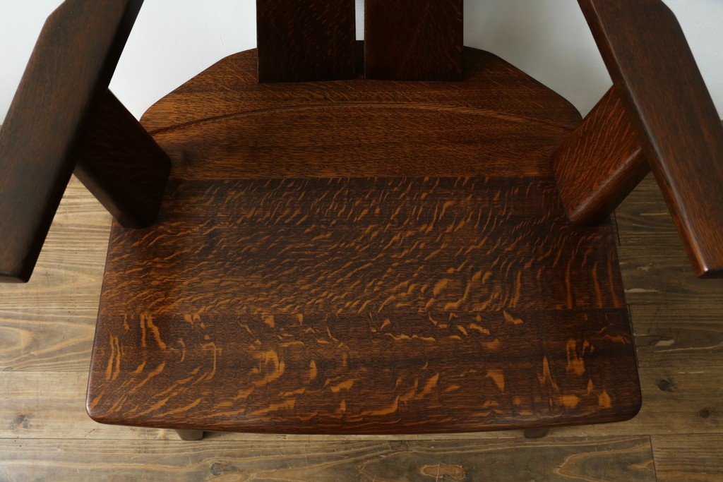 中古　美品　特注品　Oak Vllage(オークヴィレッジ)　ナラ材　漆塗り　木目が印象的なアームチェア　制作費約20万円以上　(R-087537)