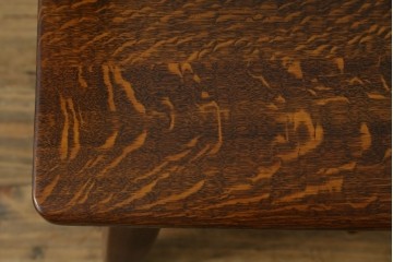中古　美品　特注品　Oak Vllage(オークヴィレッジ)　ナラ材　漆塗り　木目が印象的なアームチェア　制作費約20万円以上　(R-087537)