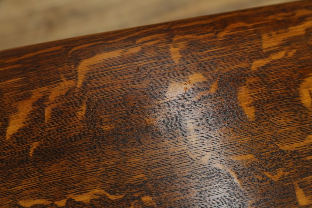 中古　美品　特注品　Oak Vllage(オークヴィレッジ)　ナラ材　漆塗り　木目が印象的なアームチェア　制作費約20万円以上　(R-087537)
