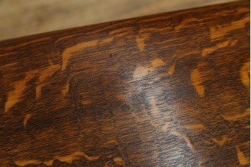 中古　美品　特注品　Oak Vllage(オークヴィレッジ)　ナラ材　漆塗り　木目が印象的なアームチェア　制作費約20万円以上　(R-087537)