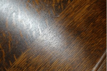 中古　美品　特注品　Oak Vllage(オークヴィレッジ)　ナラ材　漆塗り　木目が印象的なアームチェア　制作費約20万円以上　(R-087537)