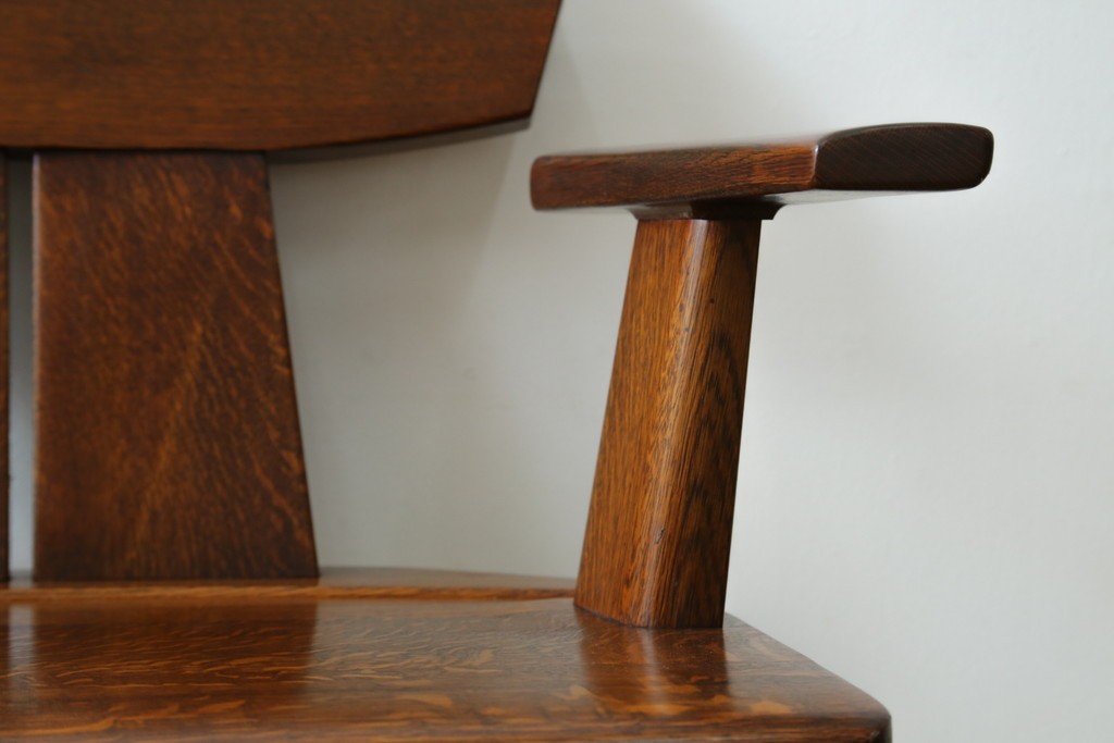 中古　美品　特注品　Oak Vllage(オークヴィレッジ)　ナラ材　漆塗り　木目が印象的なアームチェア　制作費約20万円以上　(R-087537)