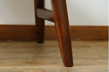 中古　美品　特注品　Oak Vllage(オークヴィレッジ)　ナラ材　漆塗り　木目が印象的なアームチェア　制作費約20万円以上　(R-087537)