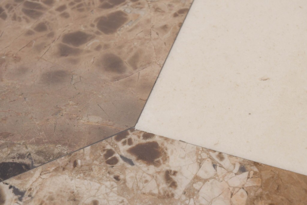 中古　ヨーロッパ　高級輸入家具　オーク材　大理石天板のダイニングテーブル　定価約50万円　(R-087538)