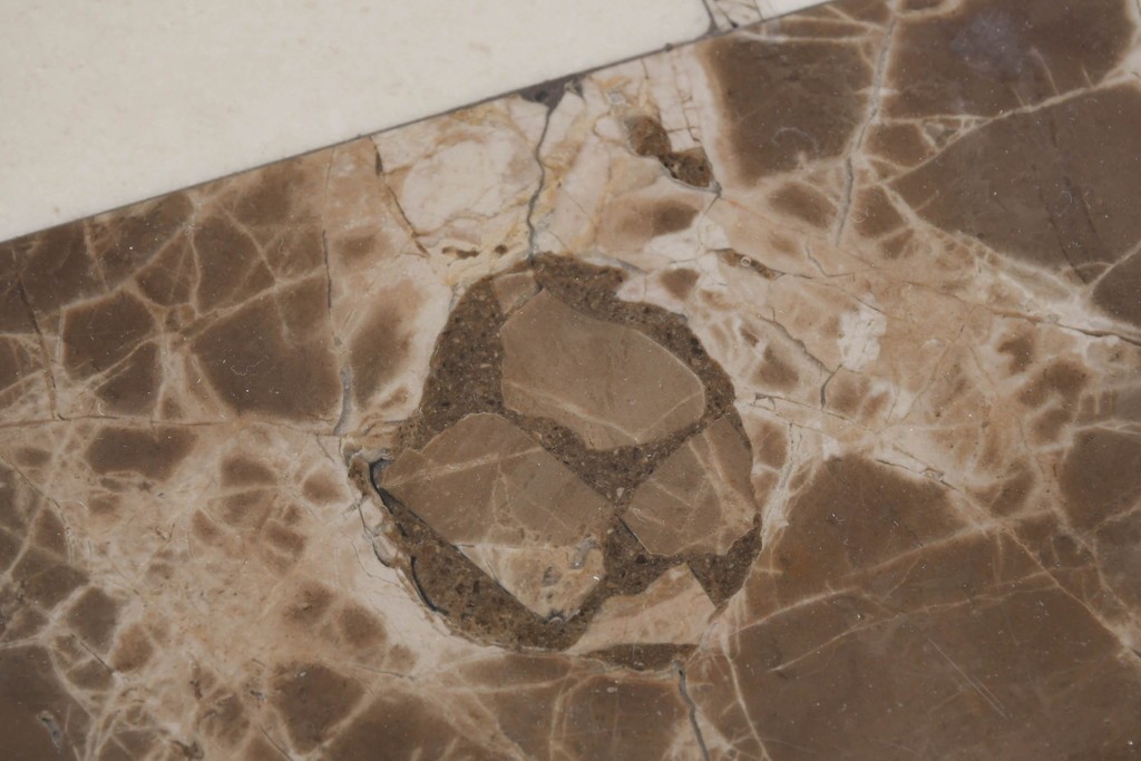 中古　ヨーロッパ　高級輸入家具　オーク材　大理石天板のダイニングテーブル　定価約50万円　(R-087538)