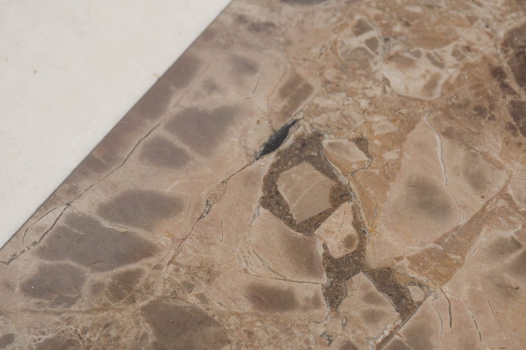 中古　ヨーロッパ　高級輸入家具　オーク材　大理石天板のダイニングテーブル　定価約50万円　(R-087538)