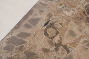 中古　ヨーロッパ　高級輸入家具　オーク材　大理石天板のダイニングテーブル　定価約50万円　(R-087538)