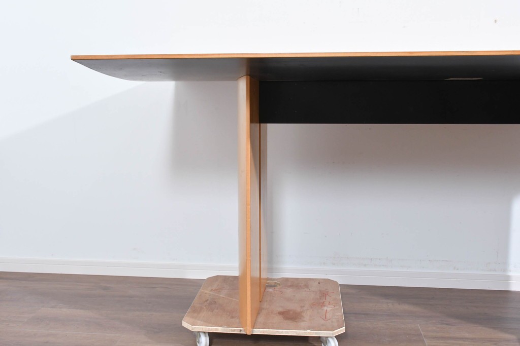 中古　arflex(アルフレックス)　TAVOLO NAVE(タボロ・ナーベ)　天板デザインが印象的なダイニングテーブル　現行定価約55万円　(R-087539)