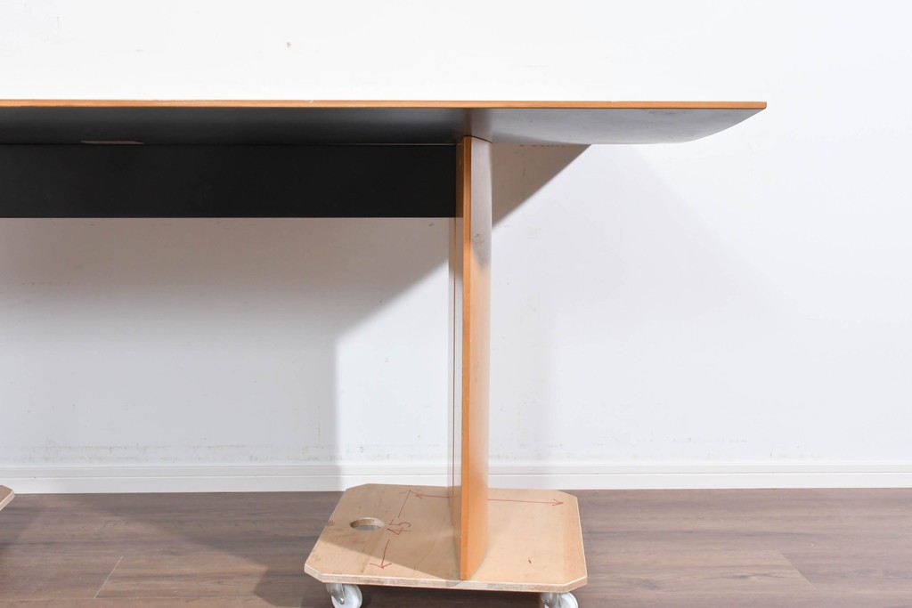 中古　arflex(アルフレックス)　TAVOLO NAVE(タボロ・ナーベ)　天板デザインが印象的なダイニングテーブル　現行定価約55万円　(R-087539)