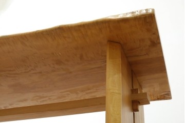 中古　国産職人手作り品　栃ノ木(トチノキ)　一枚板の存在感あふれるダイニングテーブル　製作費約45万円　(R-087540)