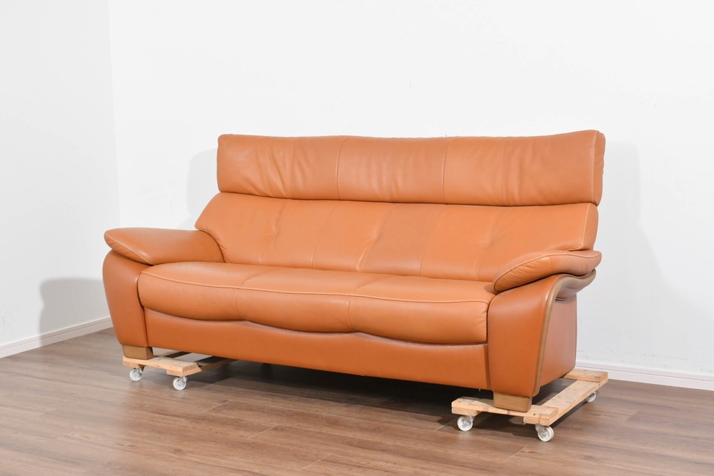 中古　カリモク家具(karimoku)　Chitano(チターノ)　レザー(本革)　やわらかな丸みが魅力の三人掛けソファ　定価約35万円　(R-087542)