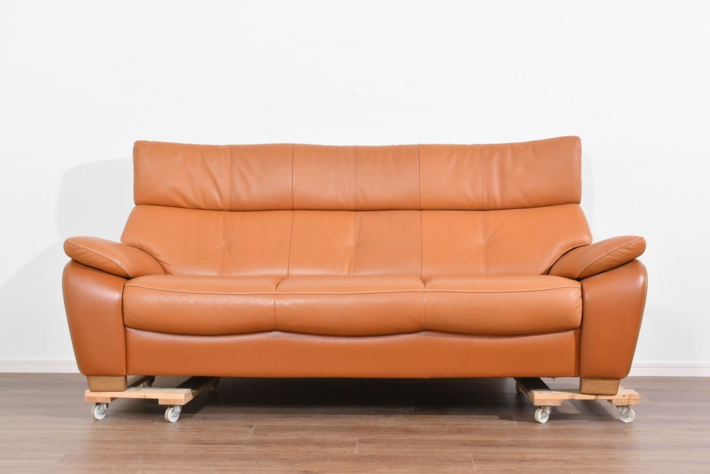 中古　カリモク家具(karimoku)　Chitano(チターノ)　レザー(本革)　やわらかな丸みが魅力の三人掛けソファ　定価約35万円　(R-087542)