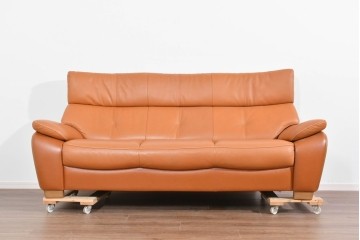 中古　カリモク家具(karimoku)　Chitano(チターノ)　レザー(本革)　やわらかな丸みが魅力の三人掛けソファ　定価約35万円　(R-087542)