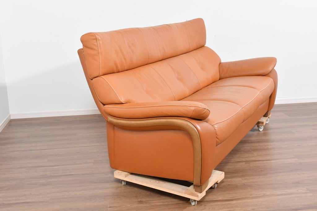 中古　カリモク家具(karimoku)　Chitano(チターノ)　レザー(本革)　やわらかな丸みが魅力の三人掛けソファ　定価約35万円　(R-087542)