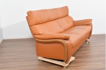 中古　カリモク家具(karimoku)　Chitano(チターノ)　レザー(本革)　やわらかな丸みが魅力の三人掛けソファ　定価約35万円　(R-087542)