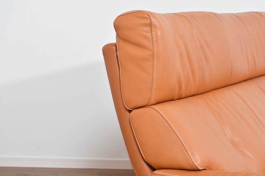 中古　カリモク家具(karimoku)　Chitano(チターノ)　レザー(本革)　やわらかな丸みが魅力の三人掛けソファ　定価約35万円　(R-087542)