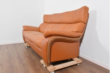 中古　カリモク家具(karimoku)　Chitano(チターノ)　レザー(本革)　やわらかな丸みが魅力の三人掛けソファ　定価約35万円　(R-087542)