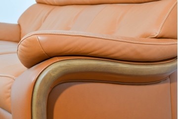 中古　カリモク家具(karimoku)　Chitano(チターノ)　レザー(本革)　やわらかな丸みが魅力の三人掛けソファ　定価約35万円　(R-087542)