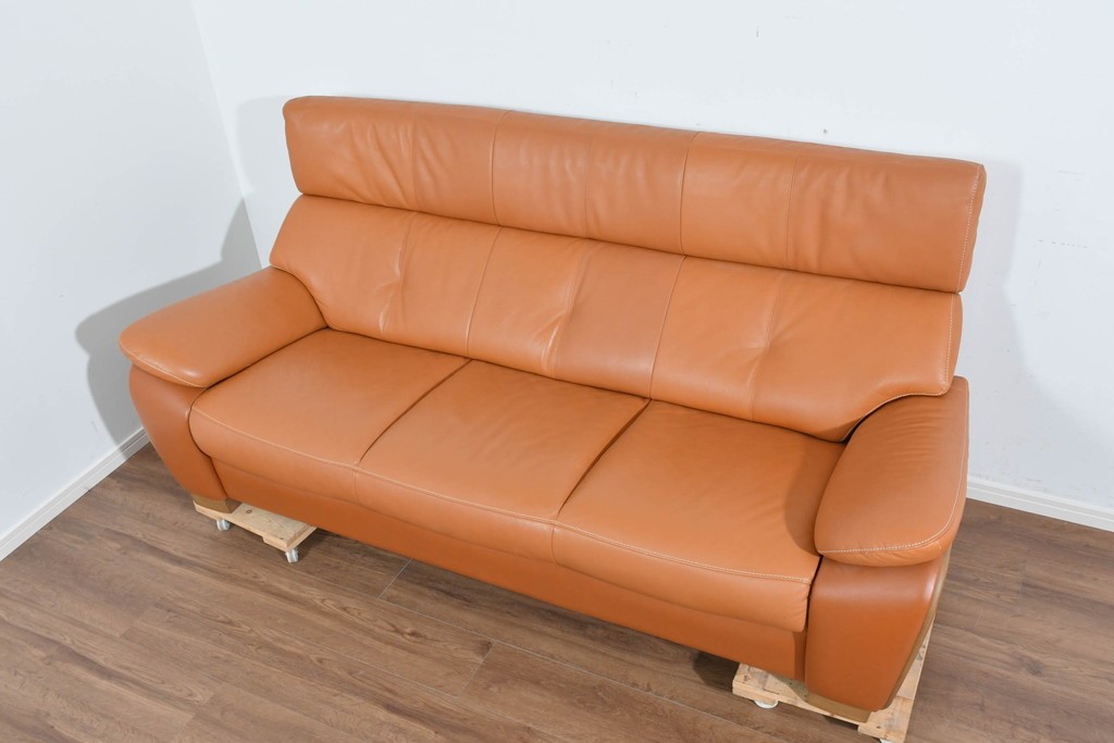 中古　カリモク家具(karimoku)　Chitano(チターノ)　レザー(本革)　やわらかな丸みが魅力の三人掛けソファ　定価約35万円　(R-087542)