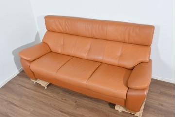 中古　カリモク家具(karimoku)　Chitano(チターノ)　レザー(本革)　やわらかな丸みが魅力の三人掛けソファ　定価約35万円　(R-087542)