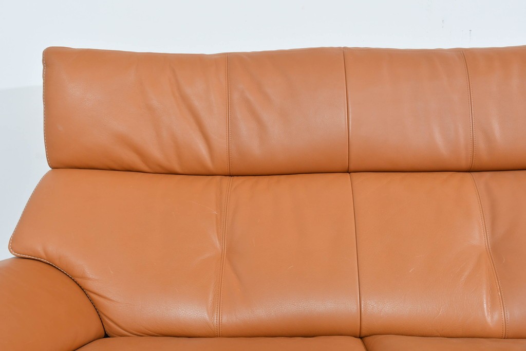 中古　カリモク家具(karimoku)　Chitano(チターノ)　レザー(本革)　やわらかな丸みが魅力の三人掛けソファ　定価約35万円　(R-087542)