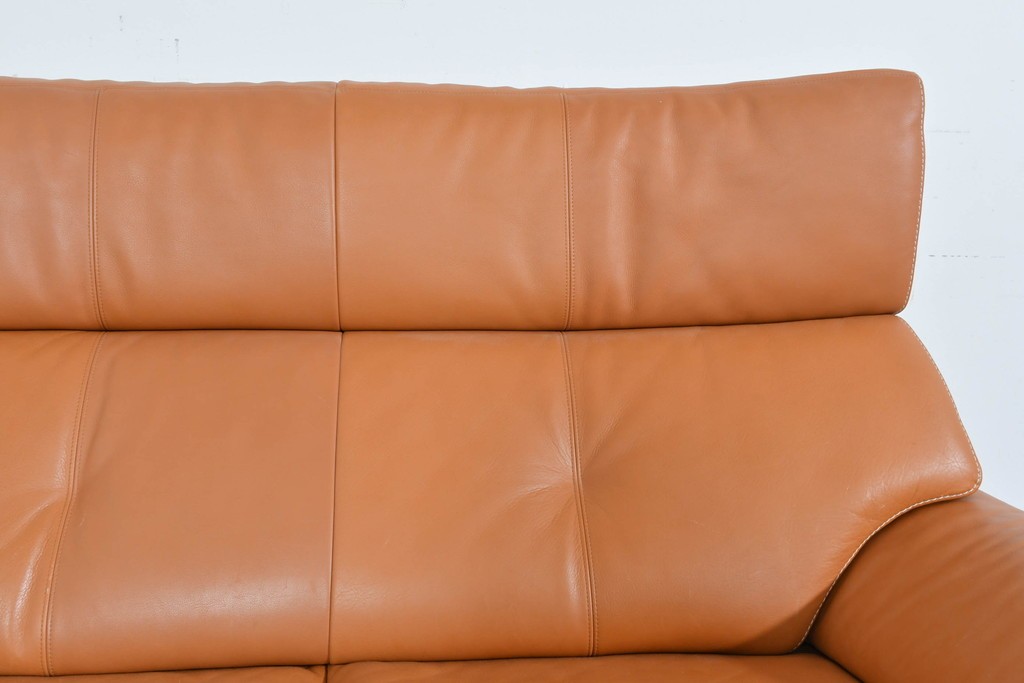 中古　カリモク家具(karimoku)　Chitano(チターノ)　レザー(本革)　やわらかな丸みが魅力の三人掛けソファ　定価約35万円　(R-087542)