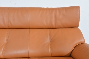 中古　カリモク家具(karimoku)　Chitano(チターノ)　レザー(本革)　やわらかな丸みが魅力の三人掛けソファ　定価約35万円　(R-087542)