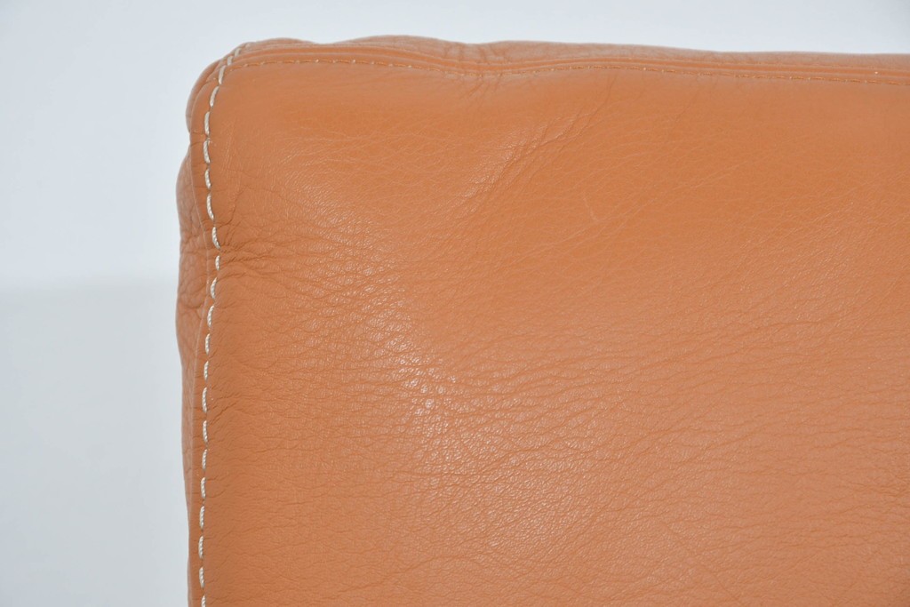 中古　カリモク家具(karimoku)　Chitano(チターノ)　レザー(本革)　やわらかな丸みが魅力の三人掛けソファ　定価約35万円　(R-087542)