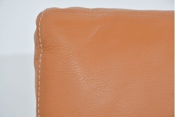 中古　カリモク家具(karimoku)　Chitano(チターノ)　レザー(本革)　やわらかな丸みが魅力の三人掛けソファ　定価約35万円　(R-087542)