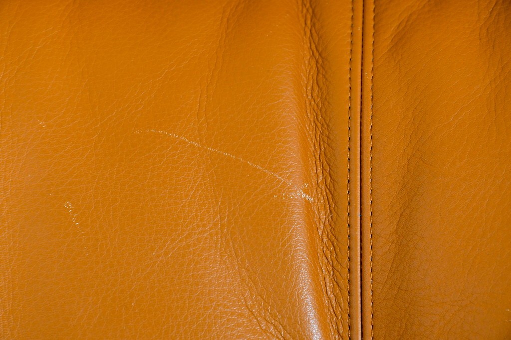 中古　カリモク家具(karimoku)　Chitano(チターノ)　レザー(本革)　やわらかな丸みが魅力の三人掛けソファ　定価約35万円　(R-087542)