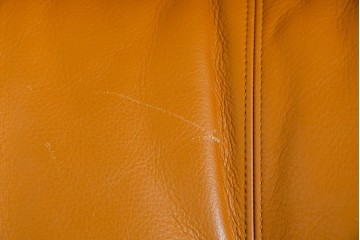 中古　カリモク家具(karimoku)　Chitano(チターノ)　レザー(本革)　やわらかな丸みが魅力の三人掛けソファ　定価約35万円　(R-087542)