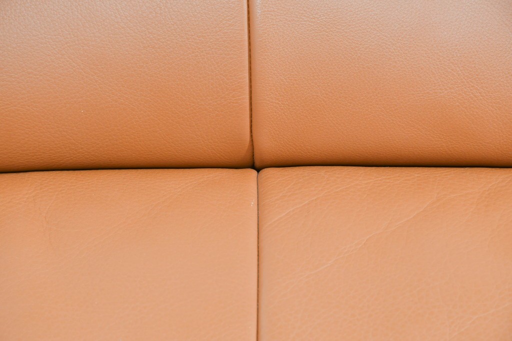 中古　カリモク家具(karimoku)　Chitano(チターノ)　レザー(本革)　やわらかな丸みが魅力の三人掛けソファ　定価約35万円　(R-087542)